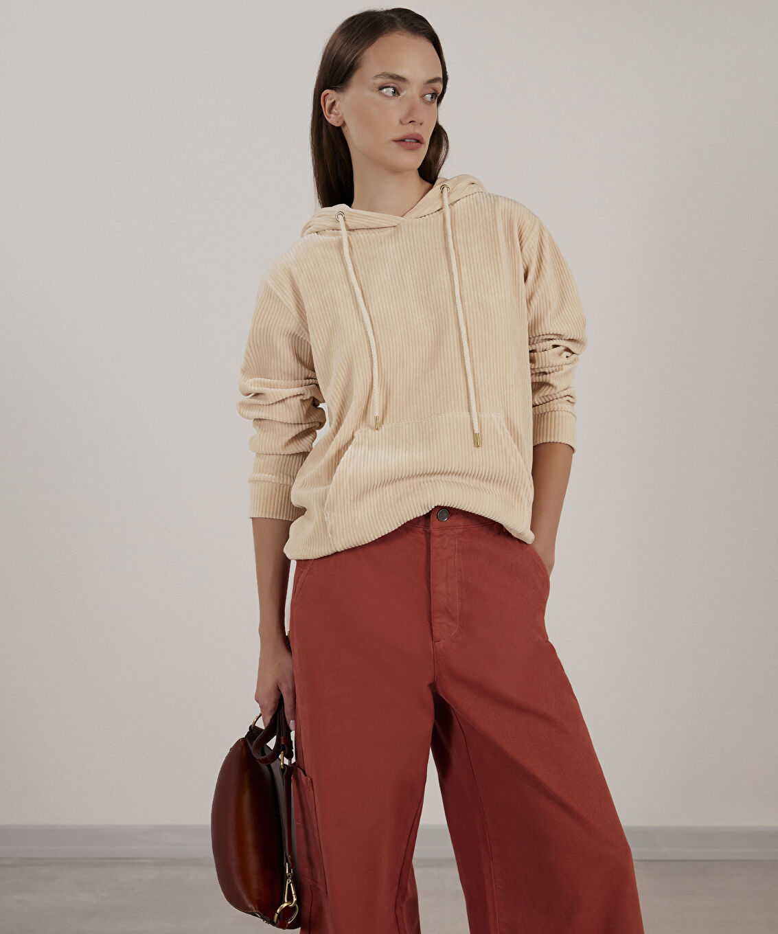 ÖN CEP DETAYLI KAPŞONLU SWEATSHIRT