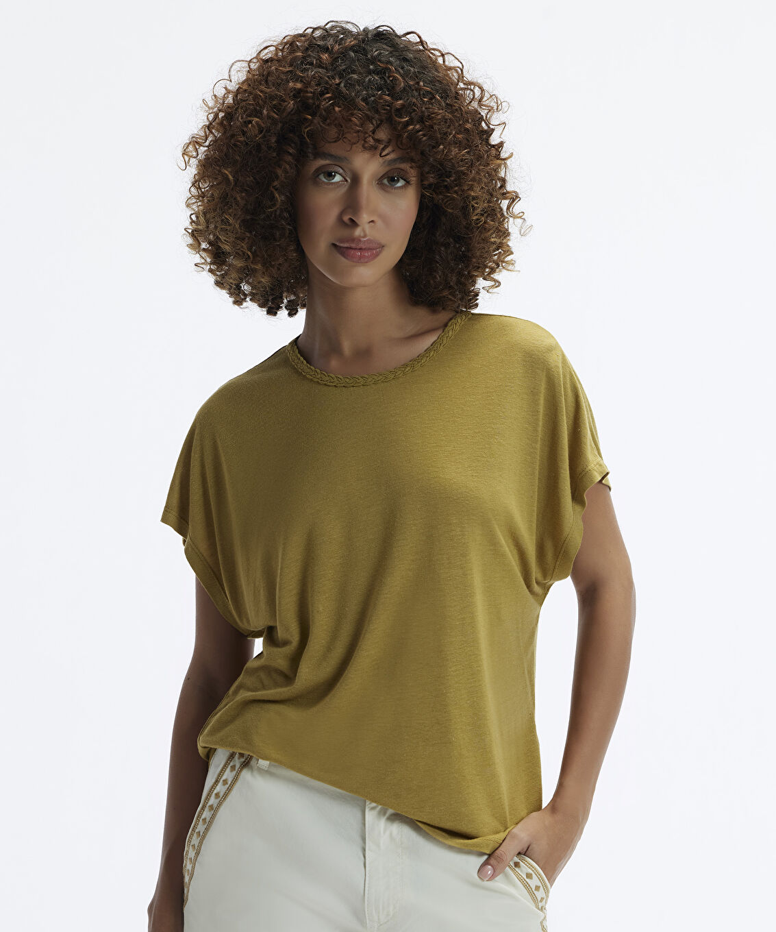 Yaka Detaylı Kısa Kollu T-Shirt