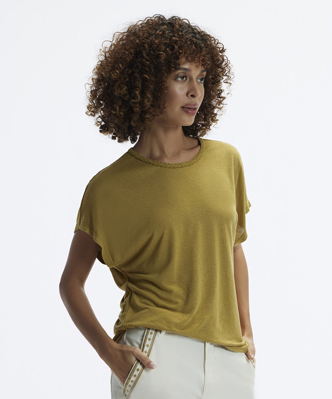 Yaka Detaylı Kısa Kollu T-Shirt