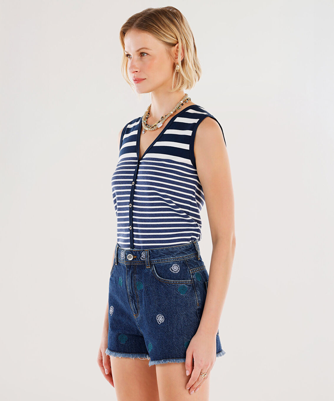 Nakış Detaylı Denim Şort