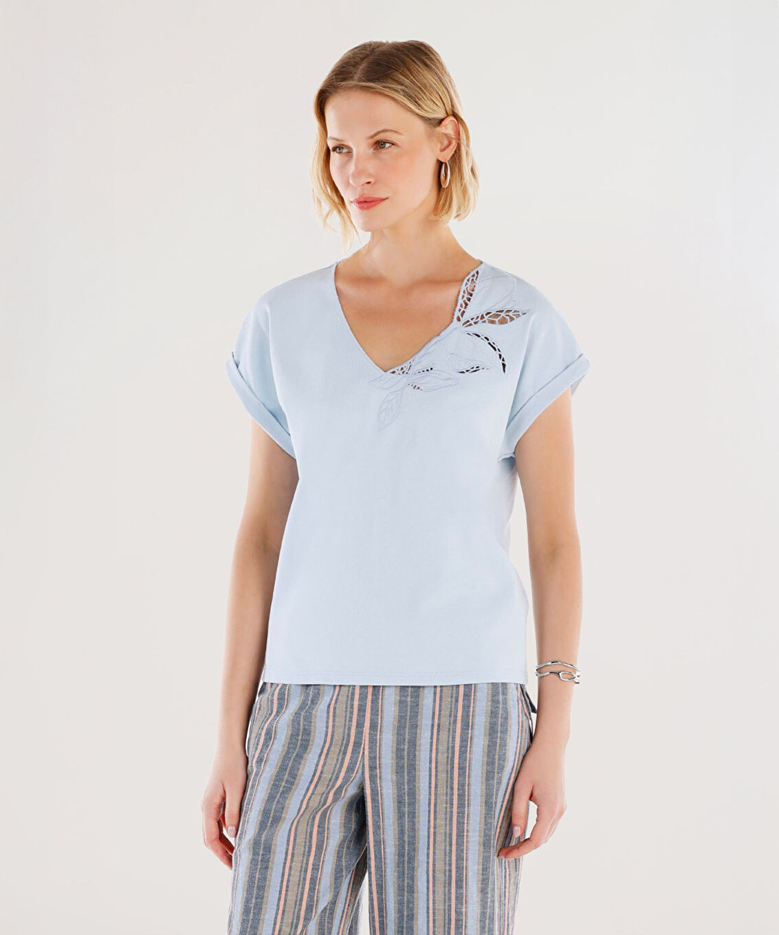 Yakası Nakış Detaylı V Yaka Kısa Kollu T-shirt