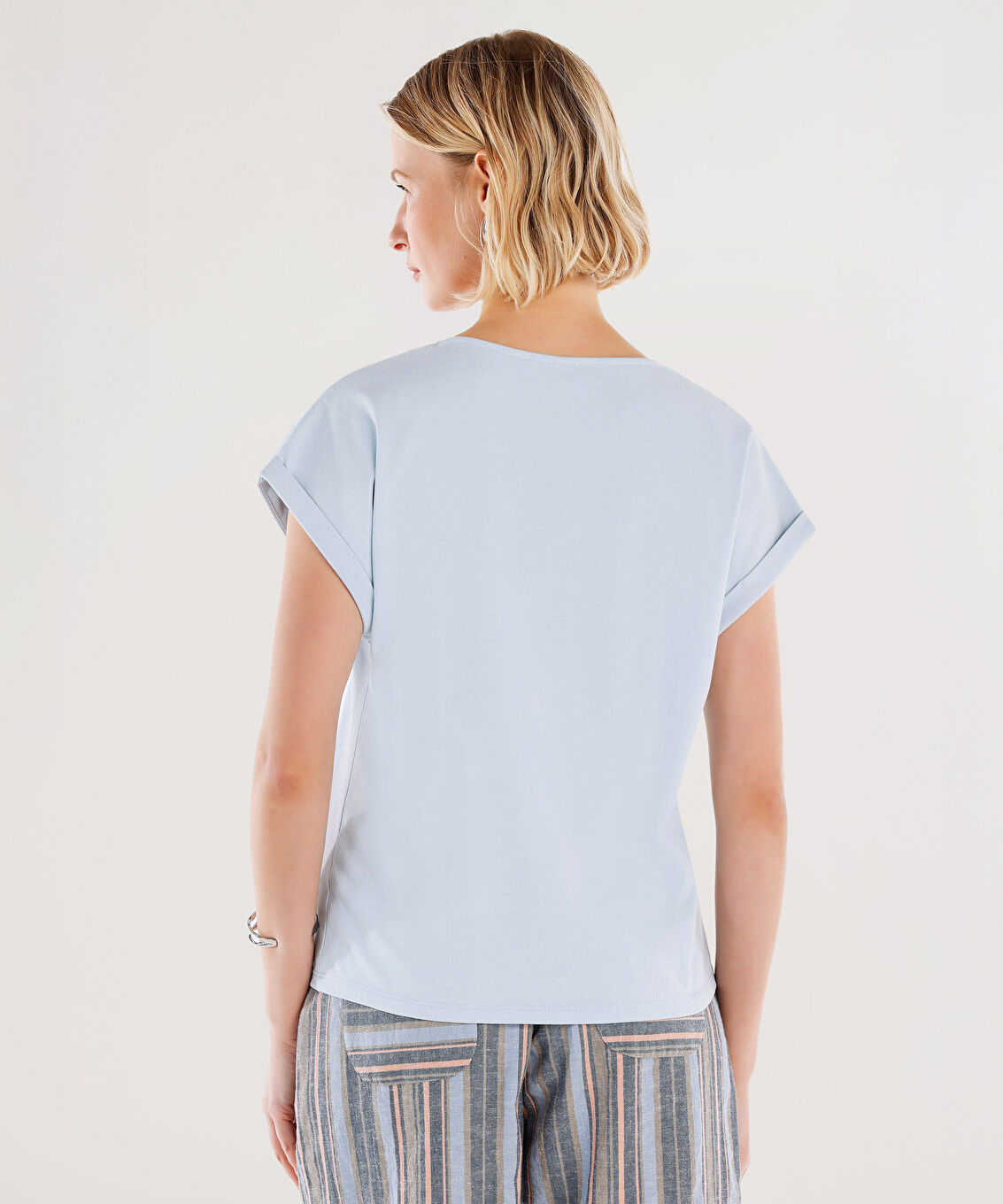 Yakası Nakış Detaylı V Yaka Kısa Kollu T-shirt