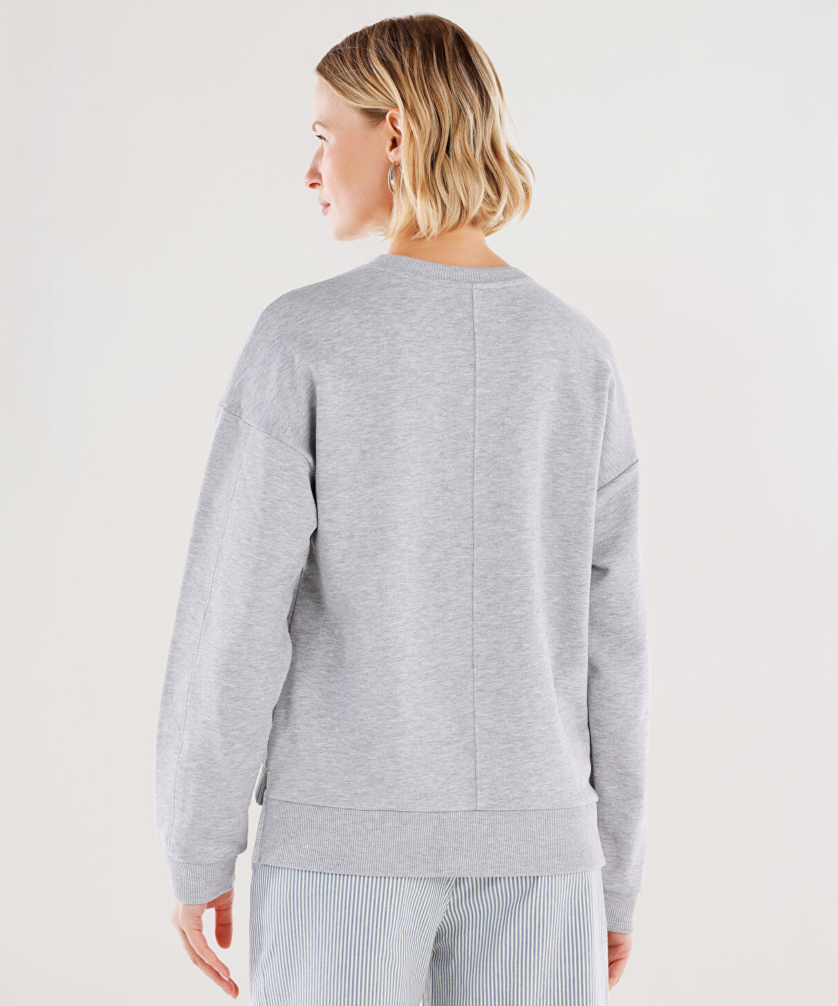 Yargıcı Gri Dikiş Ve Yırtmaç Detaylı Bisiklet Yaka Sweatshirt