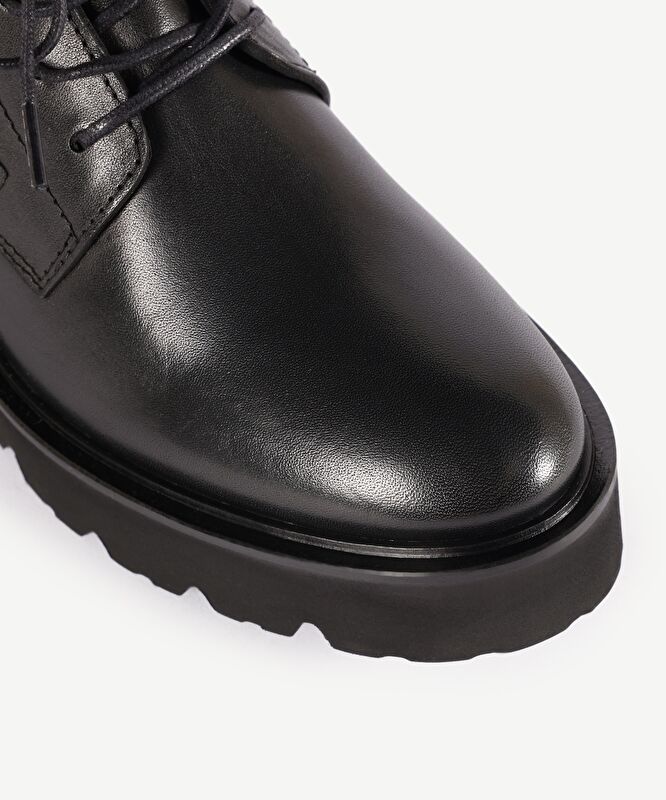 Bağ Detaylı Deri Çizme