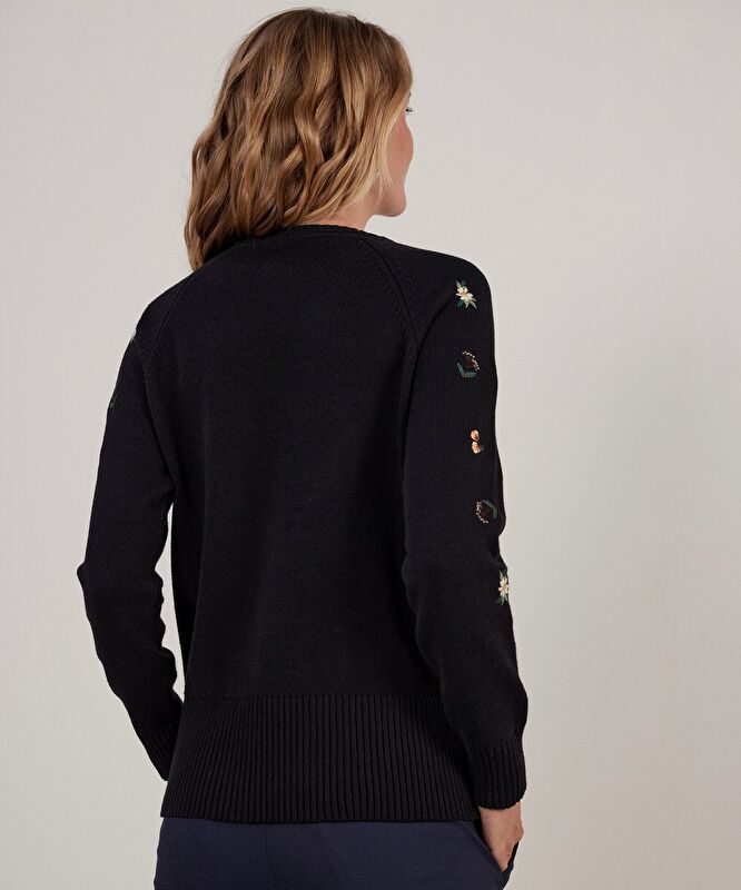 Nakış Detaylı Triko