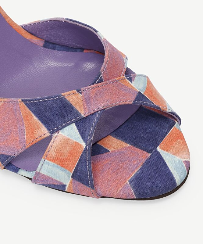 Geometrik Desenli Yumuşak Topuklu Ayakkabı