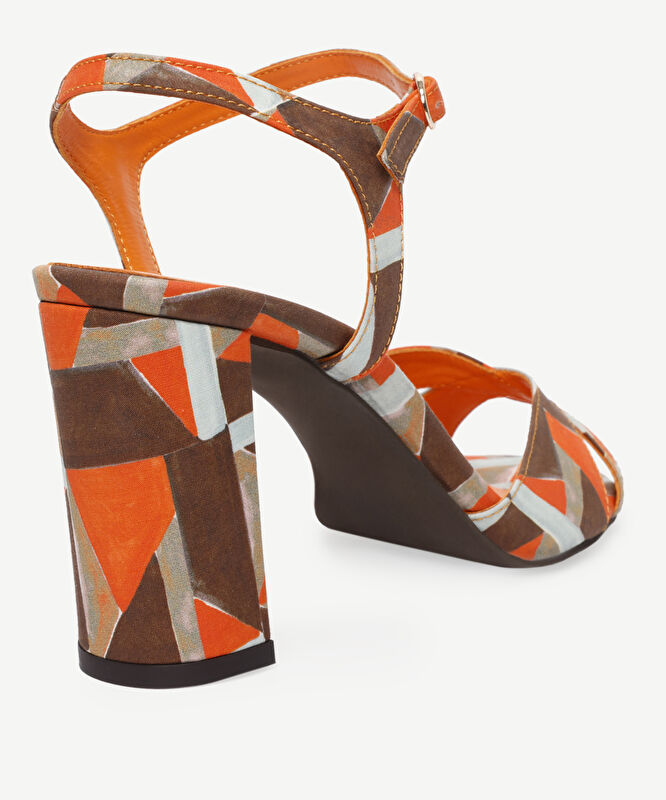 Geometrik Desenli Yumuşak Topuklu Ayakkabı