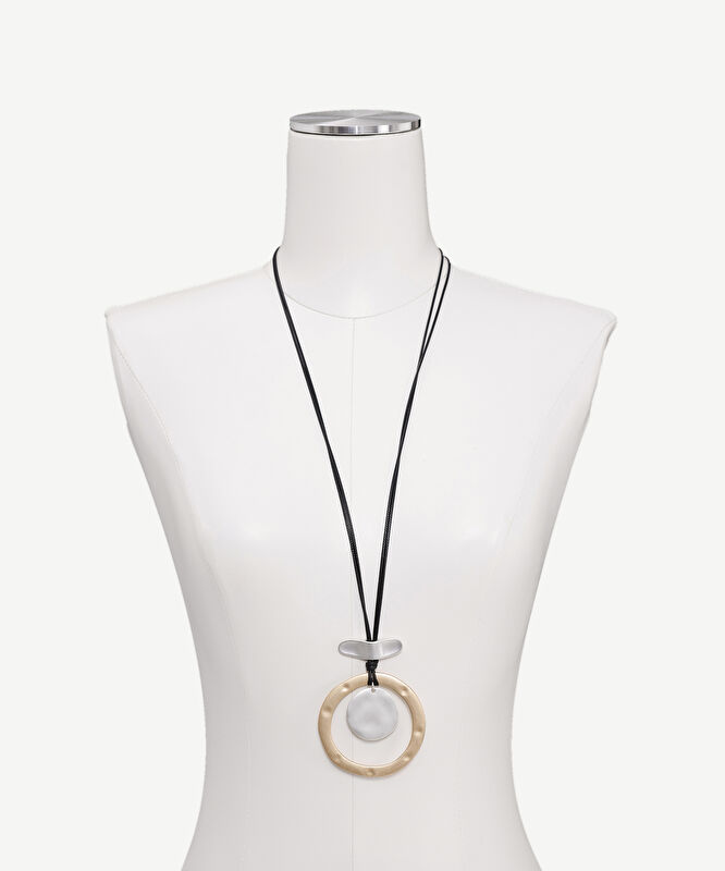 METAL AKSESUARLI İP KOLYE