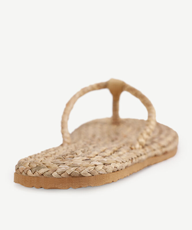 Su Sümbülü Yaprağından Örülmüş Hasır Terlik