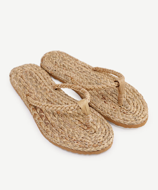 Su Sümbülü Yaprağından Örülmüş Hasır Terlik