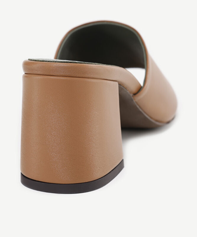 Yumuşak Deri Topuklu Terlik