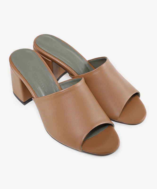 Yumuşak Deri Topuklu Terlik