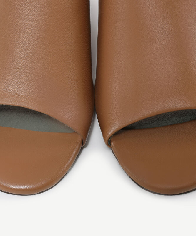 Yumuşak Deri Topuklu Terlik