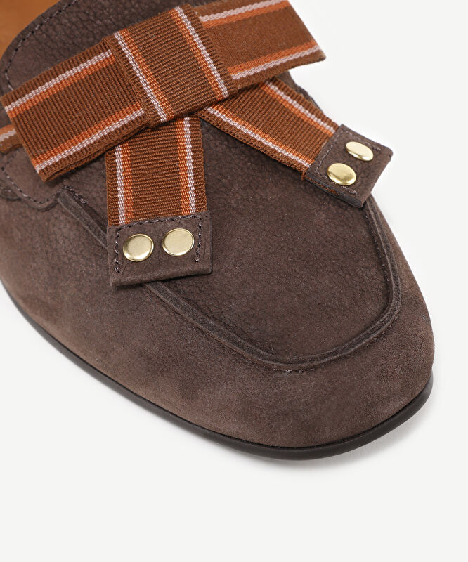 Fiyonk Detaylı Deri Makosen