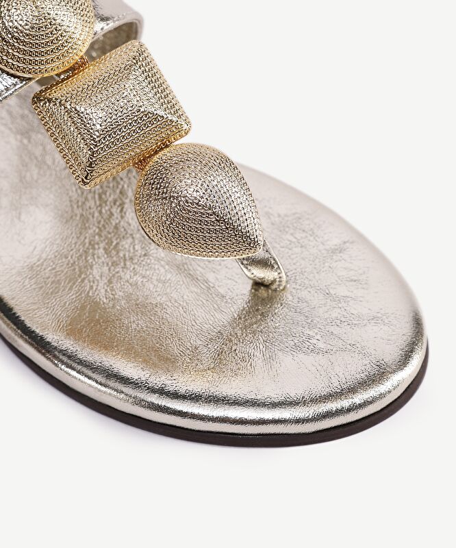 Aksesuar Detaylı Deri Sandalet