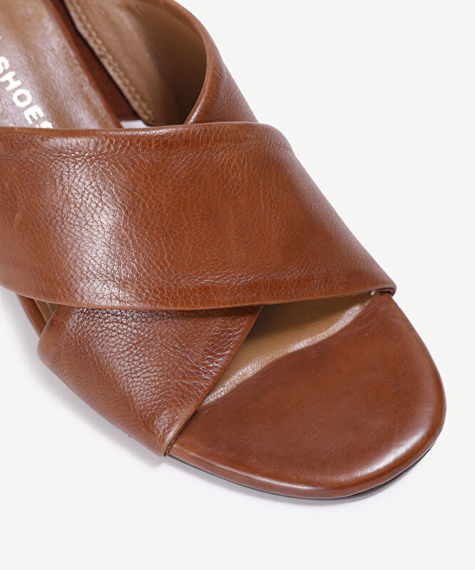 Yumuşak Tabanlı Çapraz Deri Topuklu Terlik