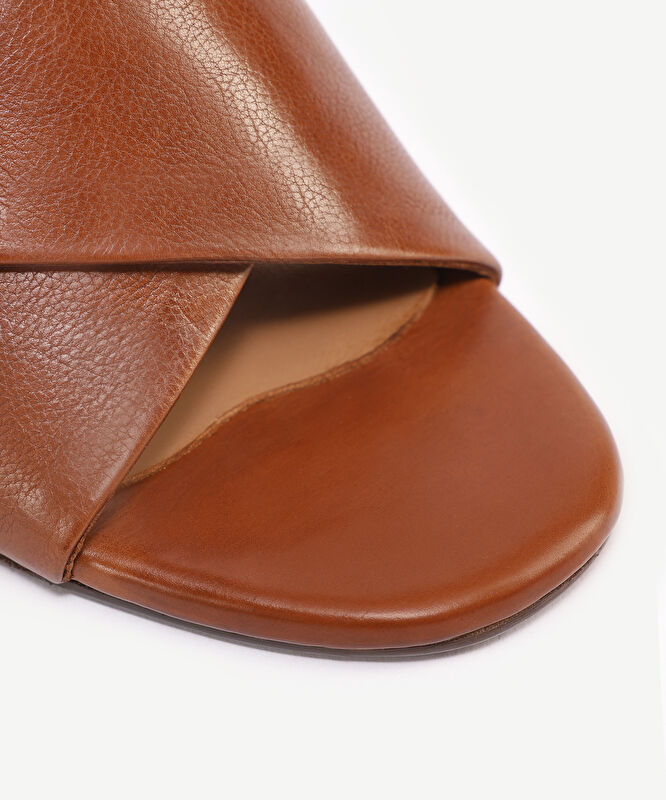 Yumuşak Tabanlı Çapraz Deri Topuklu Terlik