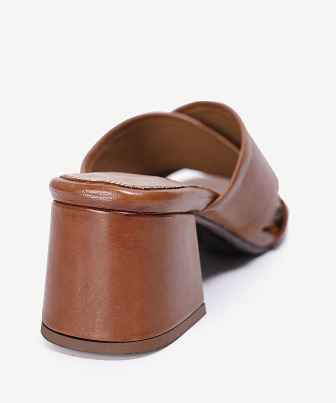 Yumuşak Tabanlı Çapraz Deri Topuklu Terlik