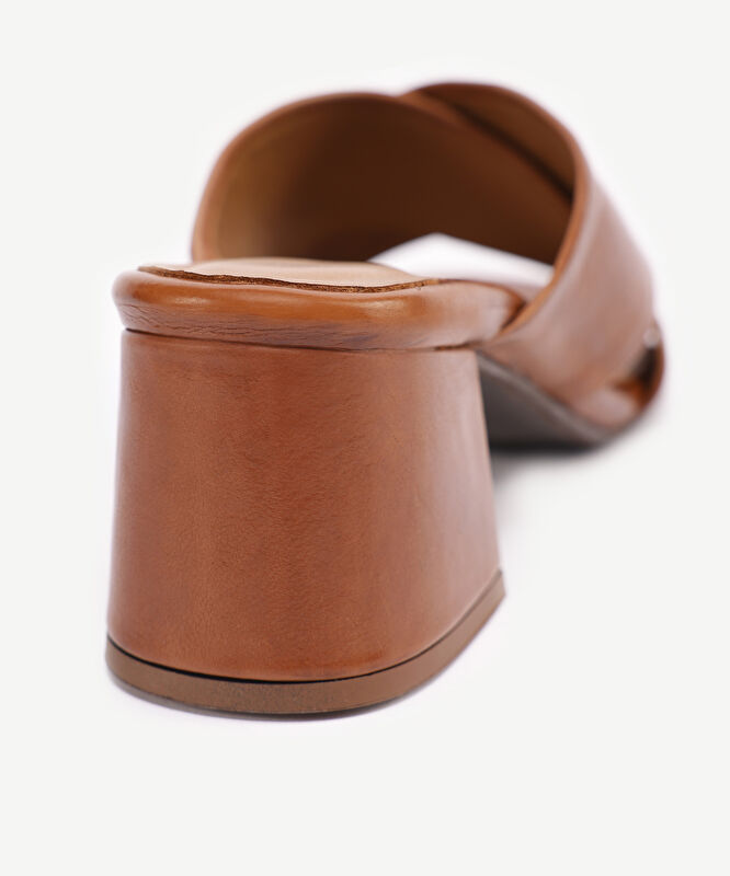 Yumuşak Tabanlı Çapraz Deri Topuklu Terlik