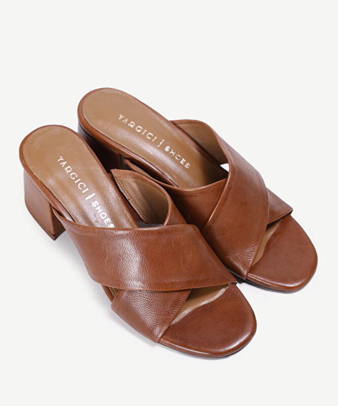 Yumuşak Tabanlı Çapraz Deri Topuklu Terlik