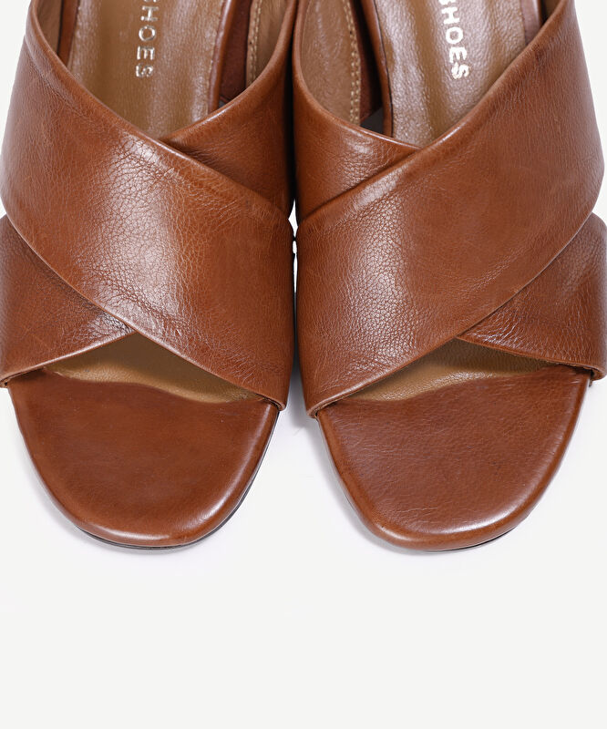 Yumuşak Tabanlı Çapraz Deri Topuklu Terlik