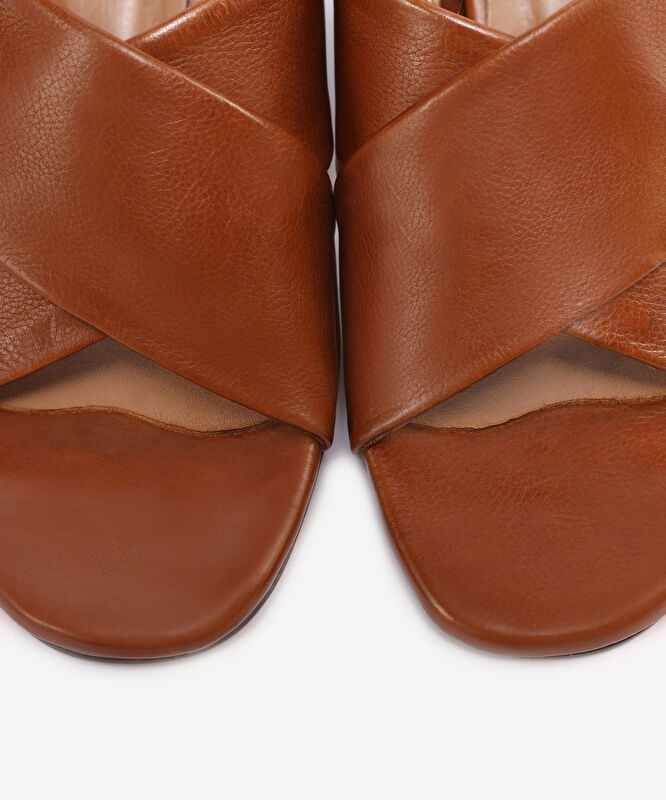 Yumuşak Tabanlı Çapraz Deri Topuklu Terlik