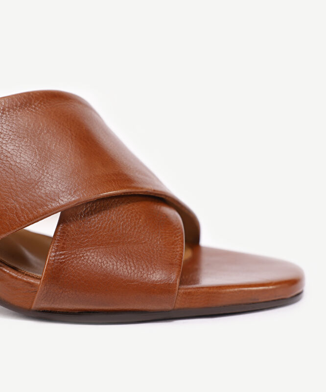 Yumuşak Tabanlı Çapraz Deri Topuklu Terlik