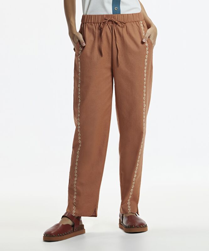 Beli Lastikli  Nakış Detaylı Pantolon