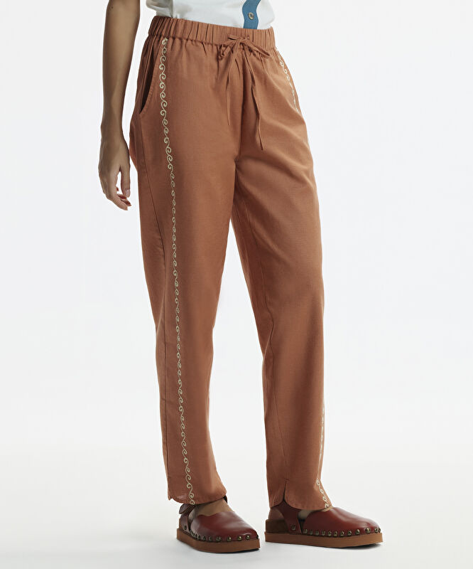 Beli Lastikli  Nakış Detaylı Pantolon