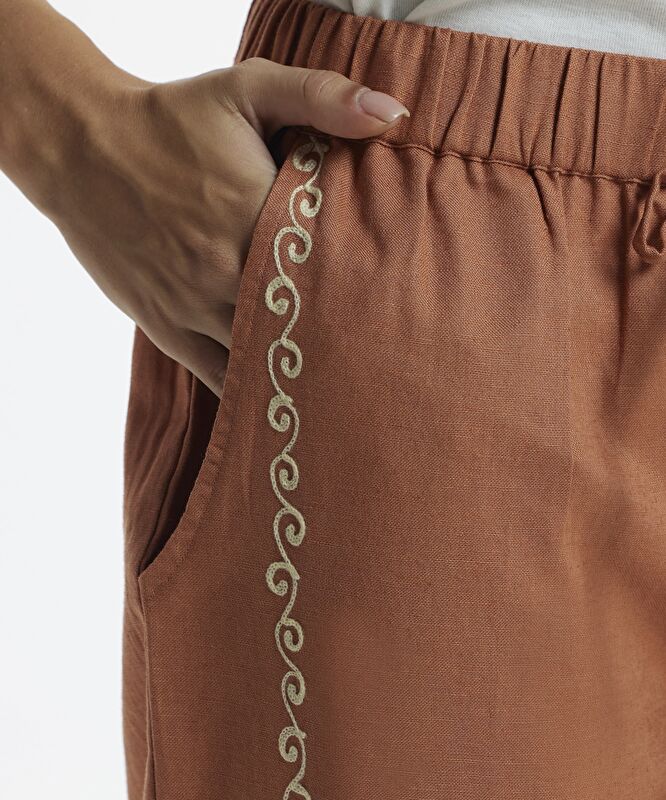 Beli Lastikli  Nakış Detaylı Pantolon