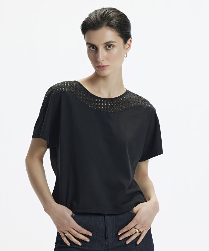 Brode Detaylı Kısa Kollu T-Shirt