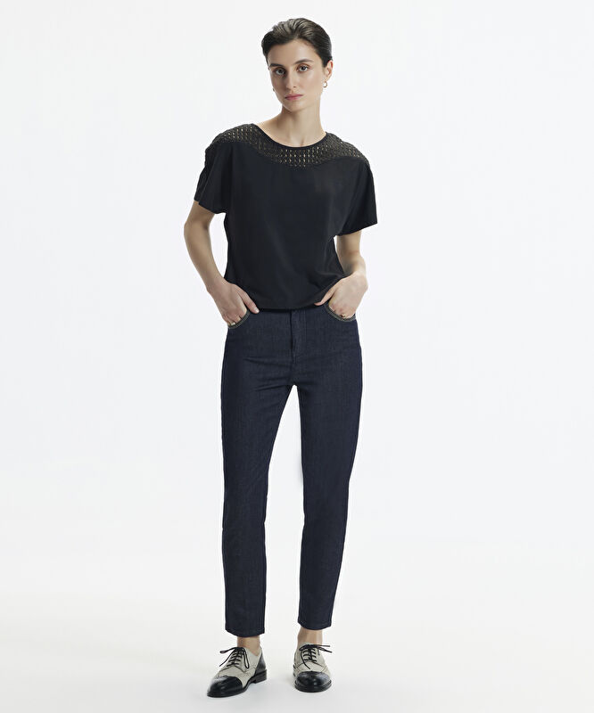 Brode Detaylı Kısa Kollu T-Shirt