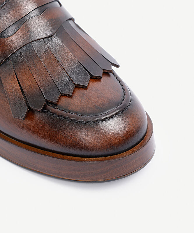 Püskül Detaylı Topuklu Deri Loafer