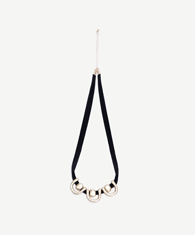Metal Uç Detaylı Siyah Kolye