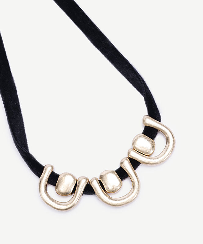 Metal Uç Detaylı Siyah Kolye