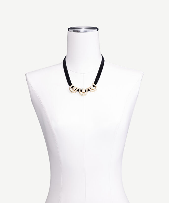 Metal Uç Detaylı Siyah Kolye