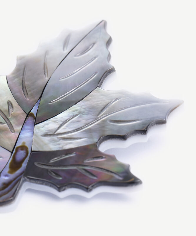 Yaprak Figürlü Broş