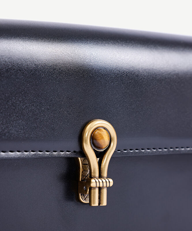 Deri Görünümlü Toka Detaylı Omuz Çantası