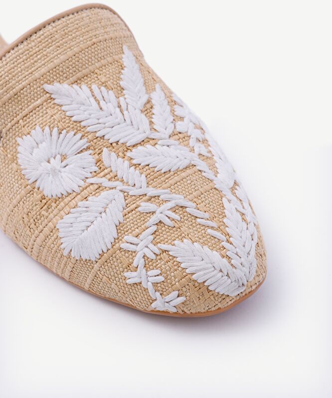 Nakış Detaylı Önü Kapalı Terlik