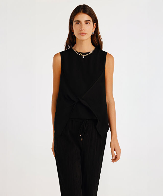 Önü Detaylı Kolsuz Bluz