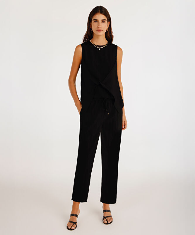 Önü Detaylı Kolsuz Bluz