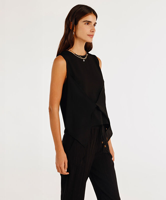 Önü Detaylı Kolsuz Bluz