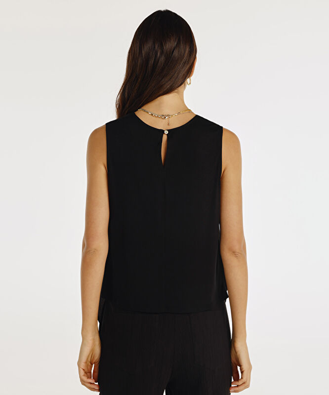 Önü Detaylı Kolsuz Bluz