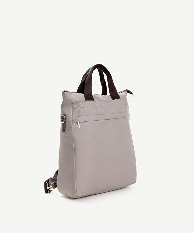 El Tutma Detaylı Kumaş Sırt Çantası