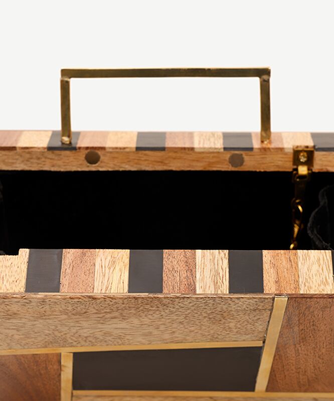 Ahşap Ve Metal Detaylı El Portföyü