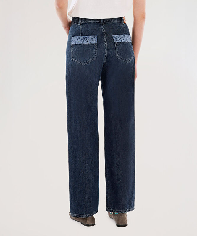 Arka Cep Detaylı Geniş Fit Denim Pantolon