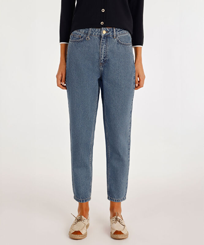 Kemer Aksesuarlı Yüksel Bel Mom Fit Denim Pantolon