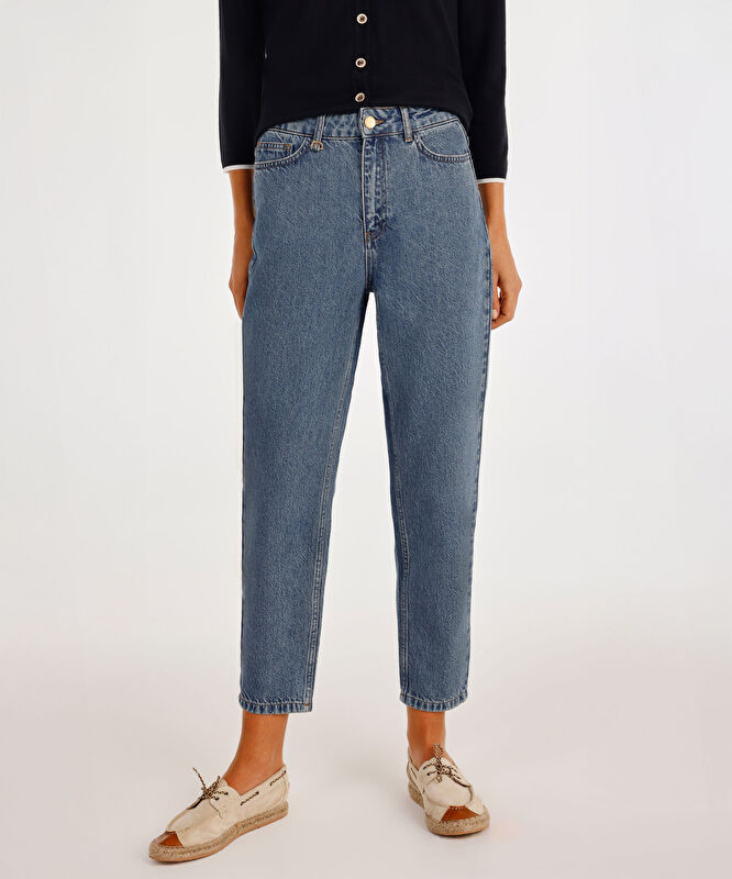 Kemer Aksesuarlı Yüksel Bel Mom Fit Denim Pantolon