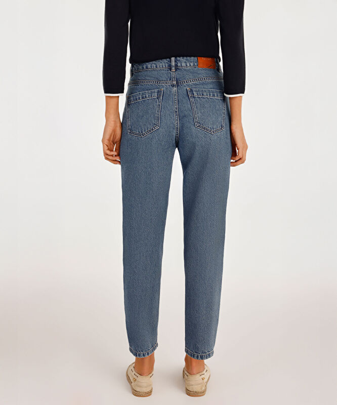Kemer Aksesuarlı Yüksel Bel Mom Fit Denim Pantolon
