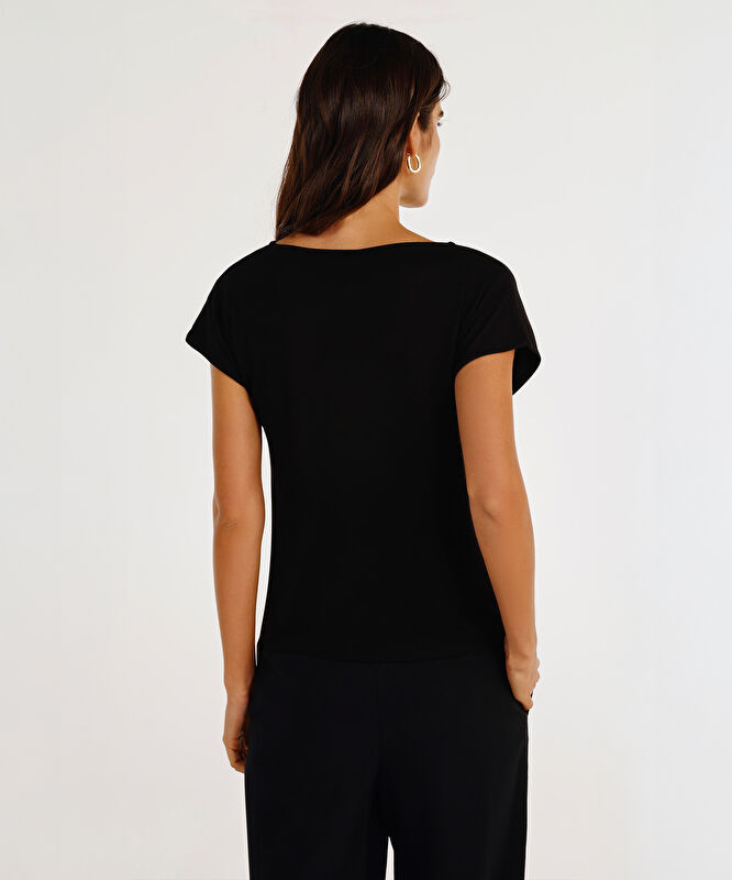 Kruvaze Detaylı Kısa Kollu T-shirt